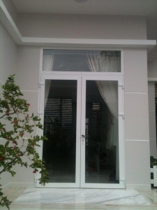 Dán phim chống chói, chống nóng, cản tia cực tím.