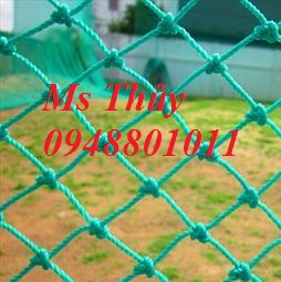 cờ golf, lỗ golf, banh golf, khay đựng banh, gậy golf, lưới và cỏ nhân tạo,