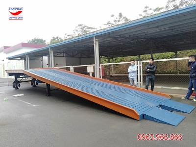 Cầu dẫn xe nâng lên container